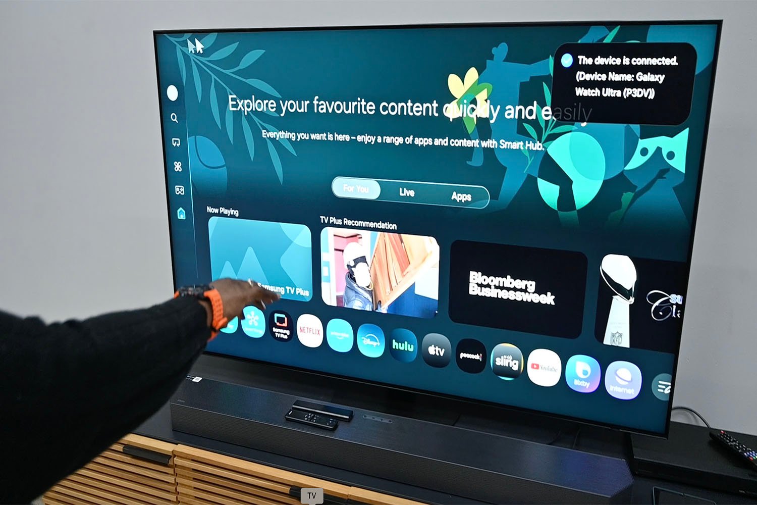 손목 한 번 휘두르면 채널이 바뀐다? 삼성 워치와 TV의 기묘한 조화